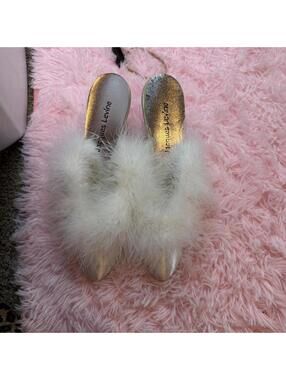 Vintage Jacques Levine white feather kitten heels #glamour #heels #furry